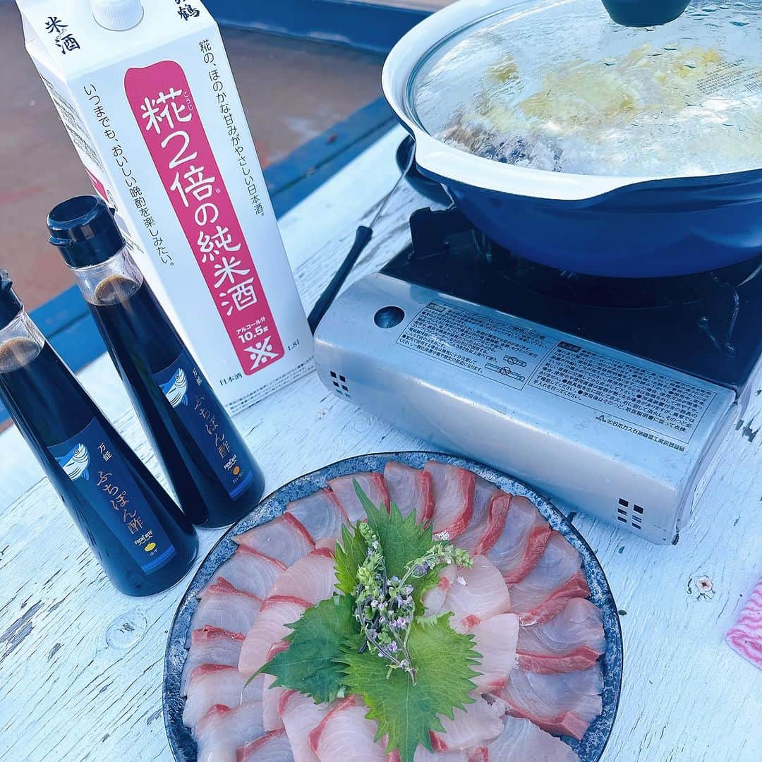 渕上万莉 さんのインスタグラム写真 - (渕上万莉 Instagram)「休日は釣りに夢中‼️  BS釣りビジョン📺 どっぱち🌴 12/9(土)20:00〜21:00 初OA✨  今回は大阪湾でビッグベイトでブリトップゲーム🛥🔥 神戸の#トップノットマリーナ から 【浮舟】さんにお世話になりました🙏🏽✨  久しぶりのアラマキタイガー🐯⛑にレクチャーしてもらって ２日間投げ続けました‼️ あのバイトシーンはたまらないねー😆🔥🔥  そしてそのブリで野外ブリしゃぶ🍲♨️ フォロワーさんに 『明日来てくれますか❓』とインスタでアンケートとったところ 『はい❗️』と答えた人はなんと240名以上😳 実際何人が遊びに来てくれたでしょう❓🍲  観光では兵庫県で有名な酒蔵巡りをして 日本酒飲み比べ🍶✨ 普段お酒飲まないにっしゃんが『今日は飲むで❗️』ってグイグイ飲んで…🫣🫣  どうなったかはお楽しみ🤫㊙️♨️♨️  昨日からは2人とも神奈川県に来ています🚗🌴 12/11.12は神奈川で休日ロケ予定です🎥  あいにくの天気っぽいけど… 釣り物は『ヤリイカ釣り🦑』 ケンサキとスルメはよく釣りに行くけどヤリイカは初めてなので どう違うのかな❓ 何か釣りのアドバイスあったらお願いします🥹🙏🏽✨  そして観光撮影は江ノ島に連れて行ってくれるみたい🌴  おススメスポットあれば教えてください☺️❣️  ※この質問に対するコメントは釣りビジョン撮影内で紹介させてもらう可能性があります。  しばらく関東満喫して大阪帰るねー👭🎣🍺🌴  #釣りビジョン #休日は釣りに夢中  #ブリ #ブリトップ #浮舟 #大阪湾 #釣り #fishing #megabass #メガバス #アラマキシンヤ さん #にっしゃん #フッチー #渕上万莉」12月8日 19時38分 - mari_fuchigami
