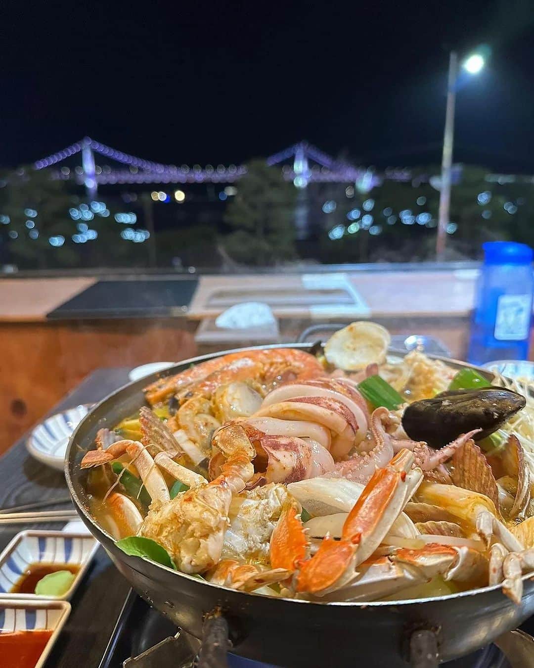 アシアナ航空日本地域公式アカウントのインスタグラム：「冬に食べたい！ヘムルタン🌶  ┈┈┈┈┈┈┈┈┈┈ 韓国で人気の海鮮鍋「ヘムルタン」  お店により変わりますが ワタリガニ、イカ、エビ、タコ、貝類などの海産物を セリやネギなどの野菜と一緒に 唐辛子味噌をベースにしたスープで煮込んだもの。  寒い時期にピッタリの旨辛鍋料理！  📸 @yuinabecky @hanamiya849  ┈┈┈┈┈┈┈┈┈┈   #アシアナ航空 #アシアナ #ASIANA #asianaair #asianaairlines #OZ #Flyasiana #韓国 #korea #韓国旅行 #✈️#ヘムルタン #韓国海鮮料理 #海鮮鍋 #韓国グルメ #韓国料理」