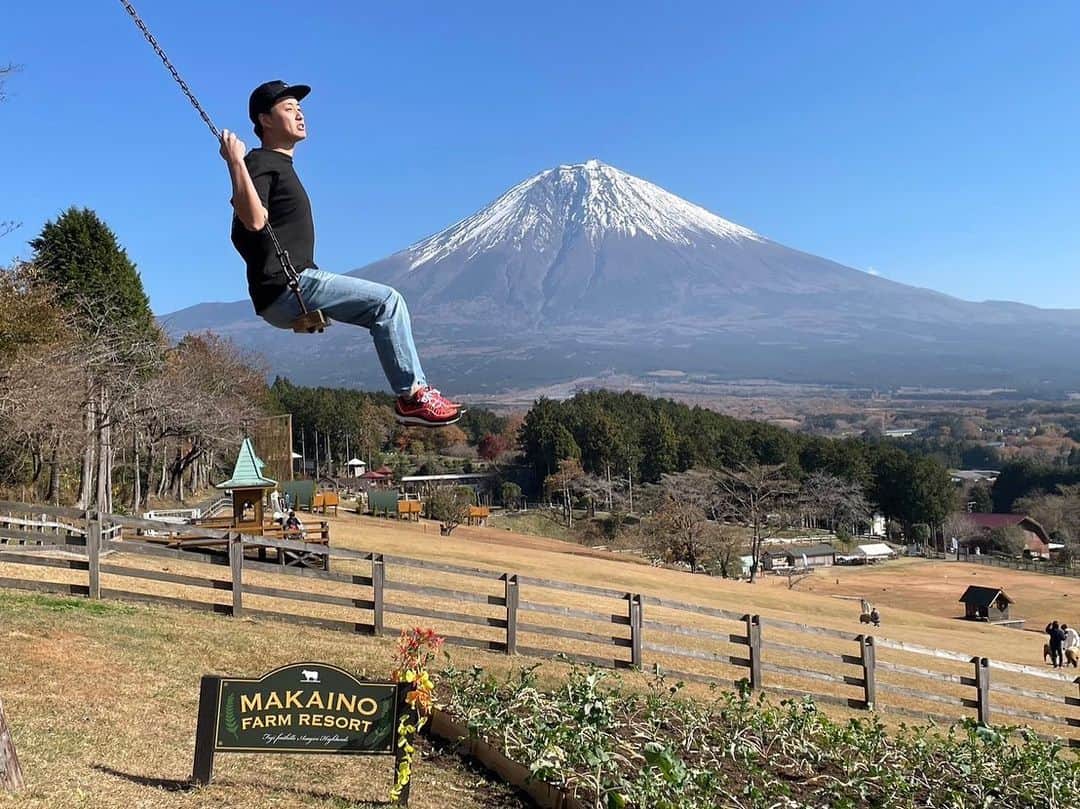 髙橋大悟のインスタグラム：「#富士は日本一の山   ずっと見ていられる、何か不思議な力を感じました。 いつか富士登山チャレンジすると決めました。  #富士山 #mountfuji #mtfuji #紅葉 #このブランコ何回も並んで乗った。 #テレビ東京 #アナウンサー #髙橋大悟」