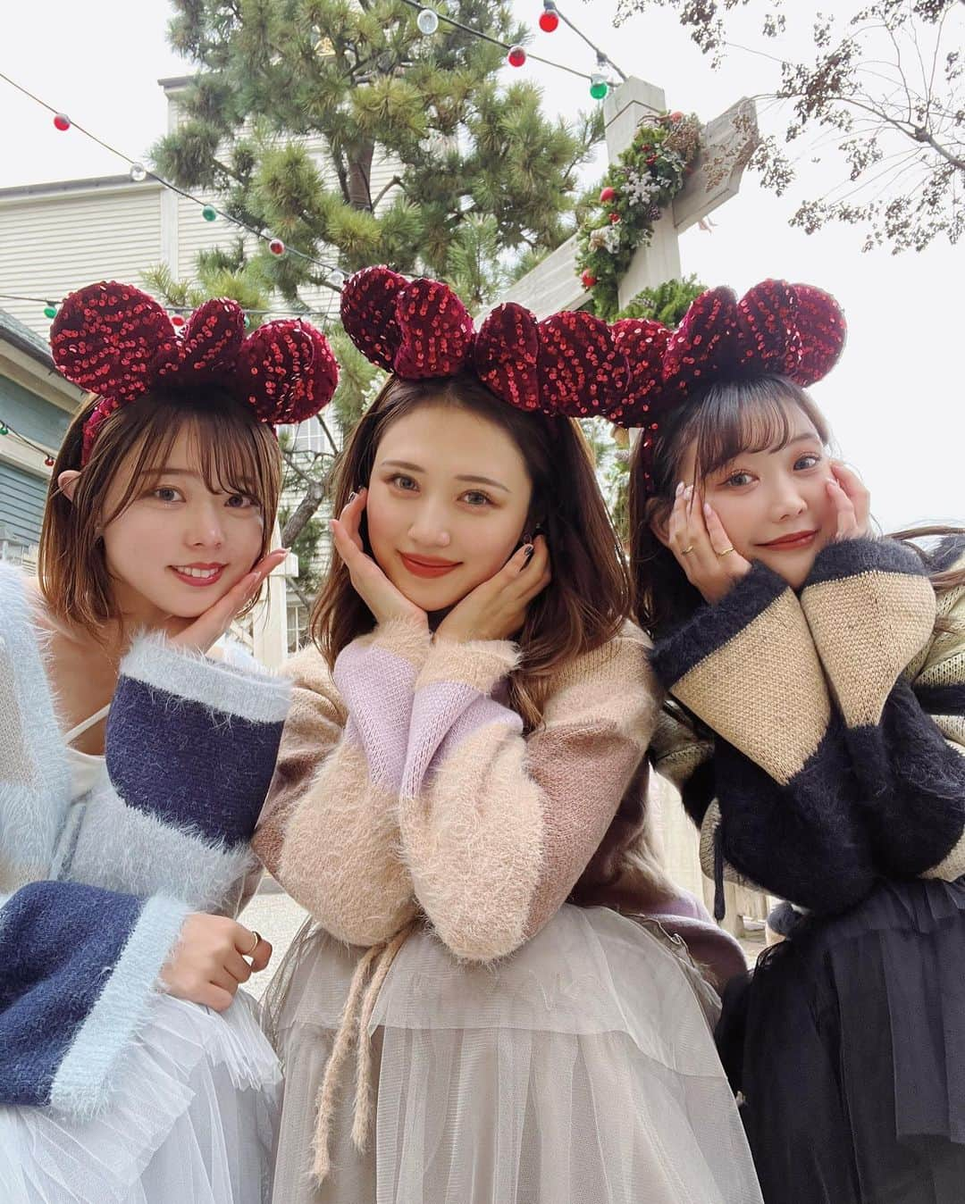 金光みり愛のインスタグラム：「@priveve_priveve スタッフの2人と行った楽しすぎたクリスマスディズニー🥰🥰  3人でPrivèveの新作ニットカーディガンを 色違いでお揃いしたよ🎄💗  ちょうど昨日から４日間限定で ニットアイテムが全て15％OFFになる 季節のキャンペーンを開催してて、 なんとこの新作ニットカーディガンも対象なので 是非みんなもお得なうちにゲットしてね🥰💖  🎟15％OFFクーポンコード : 【KNIT23】  ※ 12/10(日)23:59までの期間限定クーポンとなります ※セールアイテムの返品はできかねますので予めご了承ください。」