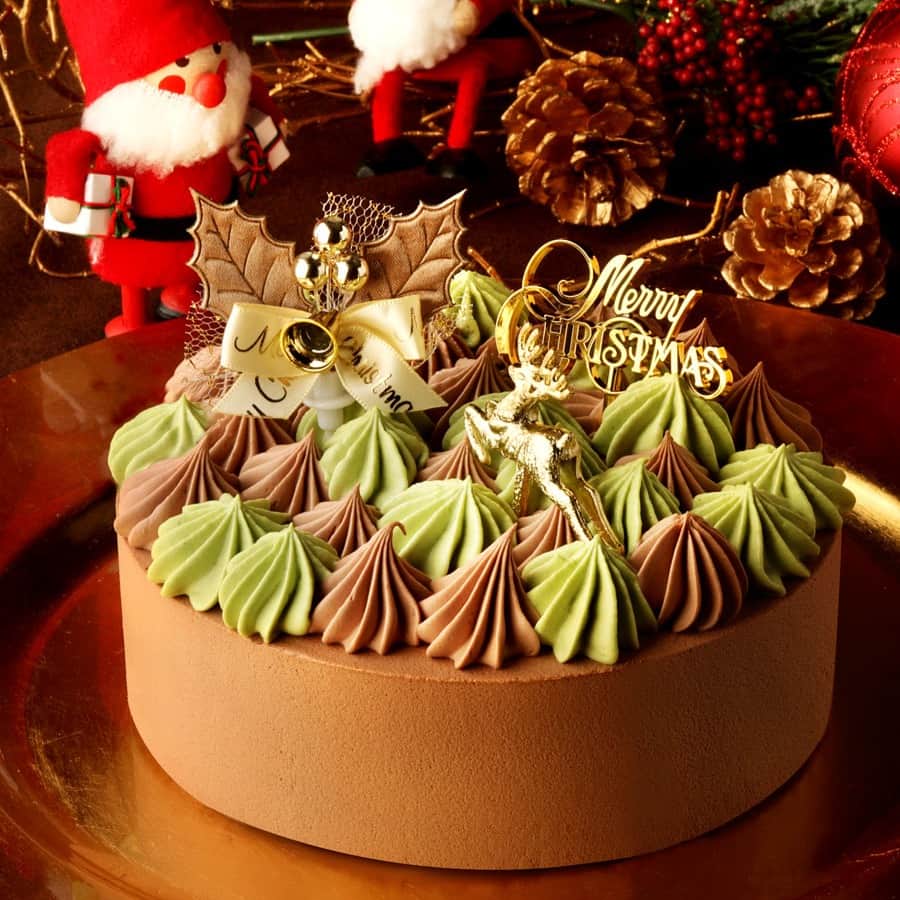 クリオロのインスタグラム：「オンラインショップでは今日から🎄  クリスマスケーキの発送が スタートしました✨  写真の 【ショコラ・ピスターシュ・ノエル】は オンラインショップ限定です♪  もちろん、 新作ケーキもご用意してますよ！ ぜひオンラインショップを ご覧ください。  #criollo #クリオロ #クリスマス #クリスマスケーキ #christmascake #チョコレートケーキ #chocolatecake #ケーキ #お取り寄せ #お取り寄せクリスマスケーキ #お取り寄せケーキ #お取り寄せスイーツ #スイーツ好きな人と繋がりたい」