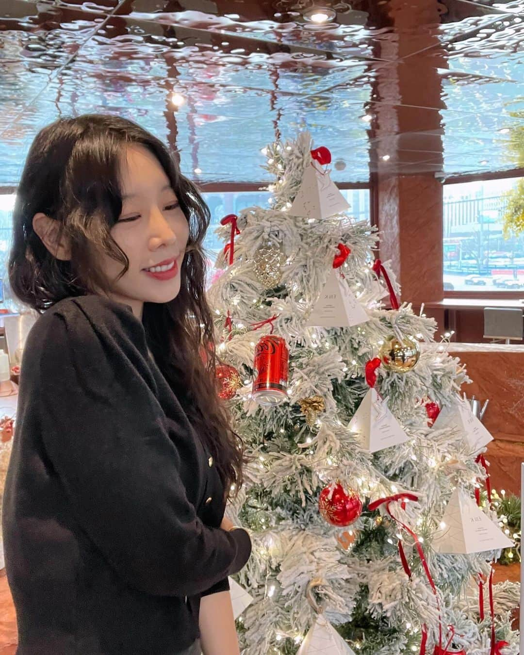 ソンアのインスタグラム：「#광고 @ellik_official_kr  [ElliK Holiday Tree Popup🎄]    ✨크리스마스 무드에 푹빠진 요즘 ✨  애리조나 프리미엄 뷰티 브랜드 [엘리케이]가 플라워 다이닝 카페 [테라스꾸까]에서 홀리데이 팝업 이벤트를 시작한다고 해서 다녀왔어요💗  ** @official_kukka 에서 꽃 배송 받는 분들 많으시죠💐테라스꾸까는 꾸까에서 운영하는 다이닝 카페인데 매년 트리 장식이 너무 예쁜 곳이에요🎄  이번엔 엘리케이에서 연말 Holiday 시즌 겨냥해서 출시한 한정판 오너먼트 패키지가 크리스마스 트리에 장식되어 있어서 정말 예뻤어요 방문하셔서 인증샷 올리시면 추후에 엘리케이에서 추첨 후 선물도 주신대요🎁  **트리에 장식된 엘리케이 오너먼트 패키지는 레드, 골드 2개인데! 둘 다 트라이얼 사이즈 상품으로 각각 다른 제품이 들어있어요  ❤️레드 : 엘리케이 베스트셀러 머드 크림마스크  💛골드 : 엘리케이 베이직 스킨케어 토너&로션 엘리케이 공홈에서 몇 개 구매해서 연말파티때 특별한 이벤트 오너먼트로 사용하셔도 좋아요💝  **테라스꾸까에 들어서자마자 꽃 향기가 너무 좋았는데 파우더 룸에 비치된 엘리케이 프레시 바디에센스 발라보고 향기에 두번 반했어요🧚🏻  엘리케이 홀리데이 트리🎄팝업  📍12/8~12/25  📍율곡로 1 2층 테라스꾸까  ⭐️ 테라스꾸까에서 7만원 이상 식사하시면 이벤트 기간 동안 매일 선착순 10분에게 엘리케이 홀리데이 에디션 머드 크림 마스크 트라이얼을 선물로 드립니다⭐️ #엘리케이꾸까이벤트 #엘리케이 #테라스꾸까」