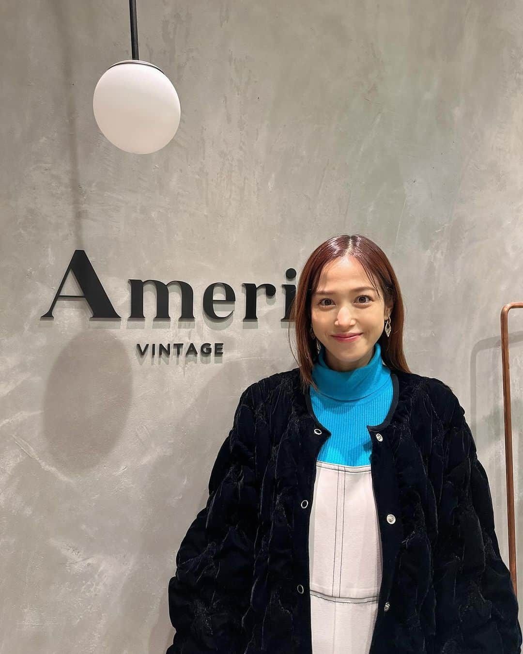 鷲見玲奈さんのインスタグラム写真 - (鷲見玲奈Instagram)「. 前回 @amerivintage の展示会でオーダーした今季のアウターがお気に入りすぎる🖤🖤  冬に黒って重くなりがちだけど、ベロアの上品な光沢が、立体感を出してくれて沈まないの！！  しかも軽くて暖かいので、ここ最近はほぼ毎日着ちゃってる。笑  カラーニットと合わせるのが気分です☺️  ハイネックニット単体だと胸とお腹が目立つので、オールインワンを重ね着しました🌷︎   #ameri  #amerivintage  #マタニティコーデ #カラーニットコーデ #マタニティ#リアルバイ #私服 #ドヤ顔」12月8日 19時47分 - sumi__reina