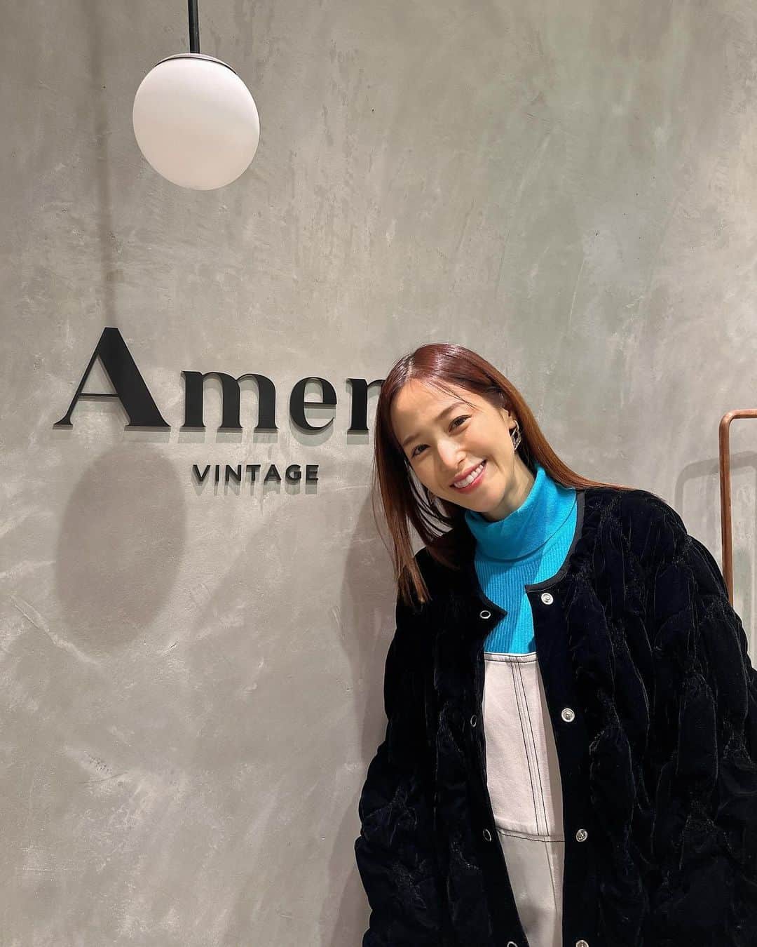 鷲見玲奈さんのインスタグラム写真 - (鷲見玲奈Instagram)「. 前回 @amerivintage の展示会でオーダーした今季のアウターがお気に入りすぎる🖤🖤  冬に黒って重くなりがちだけど、ベロアの上品な光沢が、立体感を出してくれて沈まないの！！  しかも軽くて暖かいので、ここ最近はほぼ毎日着ちゃってる。笑  カラーニットと合わせるのが気分です☺️  ハイネックニット単体だと胸とお腹が目立つので、オールインワンを重ね着しました🌷︎   #ameri  #amerivintage  #マタニティコーデ #カラーニットコーデ #マタニティ#リアルバイ #私服 #ドヤ顔」12月8日 19時47分 - sumi__reina