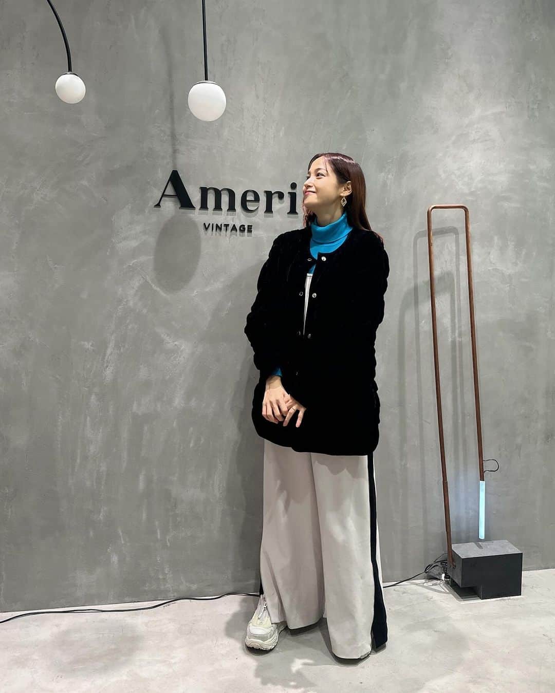 鷲見玲奈さんのインスタグラム写真 - (鷲見玲奈Instagram)「. 前回 @amerivintage の展示会でオーダーした今季のアウターがお気に入りすぎる🖤🖤  冬に黒って重くなりがちだけど、ベロアの上品な光沢が、立体感を出してくれて沈まないの！！  しかも軽くて暖かいので、ここ最近はほぼ毎日着ちゃってる。笑  カラーニットと合わせるのが気分です☺️  ハイネックニット単体だと胸とお腹が目立つので、オールインワンを重ね着しました🌷︎   #ameri  #amerivintage  #マタニティコーデ #カラーニットコーデ #マタニティ#リアルバイ #私服 #ドヤ顔」12月8日 19時47分 - sumi__reina