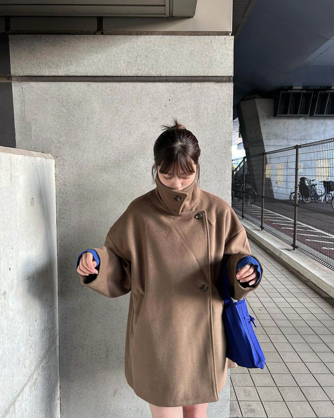 MANAさんのインスタグラム写真 - (MANAInstagram)「🥨🦋   ブラウンに差し色で💙 こりゃ可愛い〜🌀♡   最近ブラウン着てなかったけど たまにはいいかも😌  」12月8日 19時48分 - mn02grm