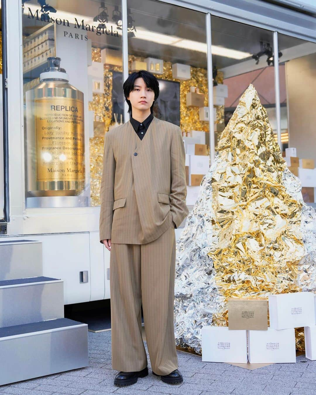 桜田通のインスタグラム：「Maison Margiela  メゾン マルジェラ「レプリカ」フレグランス が、12月9日から12月23日までの期間、2023年ホリデーシーズンのコンセプトである”輝く記憶”を体現した移動式ポップアップストア「FLASHING MEMORIES STORE」として都内各所に出現します！  僕は明日から渋谷キャストガーデンで開催するポップアップ会場へ一足先に遊びに行きました！  屋外だからこそ、この季節で少し冷んやりしている中で体感するメゾン マルジェラのレプリカのフレグランスの香りがとても心地良かったです✨  僕はレプリカシリーズでは人気の『レイジー サンデー モーニング』の香りが好きなのですが、ポップアップで出逢った『ウェン ザ レイン ストップス』と、この秋冬に新作で登場した『アンダー ザ スターズ』がとても良い香りで気になりました🌟 最近スモーキーやレザー系の香りも好きになってます😌  そしてポップアップ期間中の、開催場所は下記になります！  12月9日（土）・10日（日）- 渋谷キャストガーデン 12月14日（木）- 代官山 T-SITE 12月16日（土）- 17日（日）- 下北線路街 空き地 12月23日（土）- 渋谷キャストガーデン  渋谷キャストのポップアップもとても素敵だったので、他の場所も期間中に是非、行ってみて下さいね❄️  @maisonmargielafragrances #maisonmargielafragrance #smellslikememories #PR  服 @_yuki_hashimoto_」