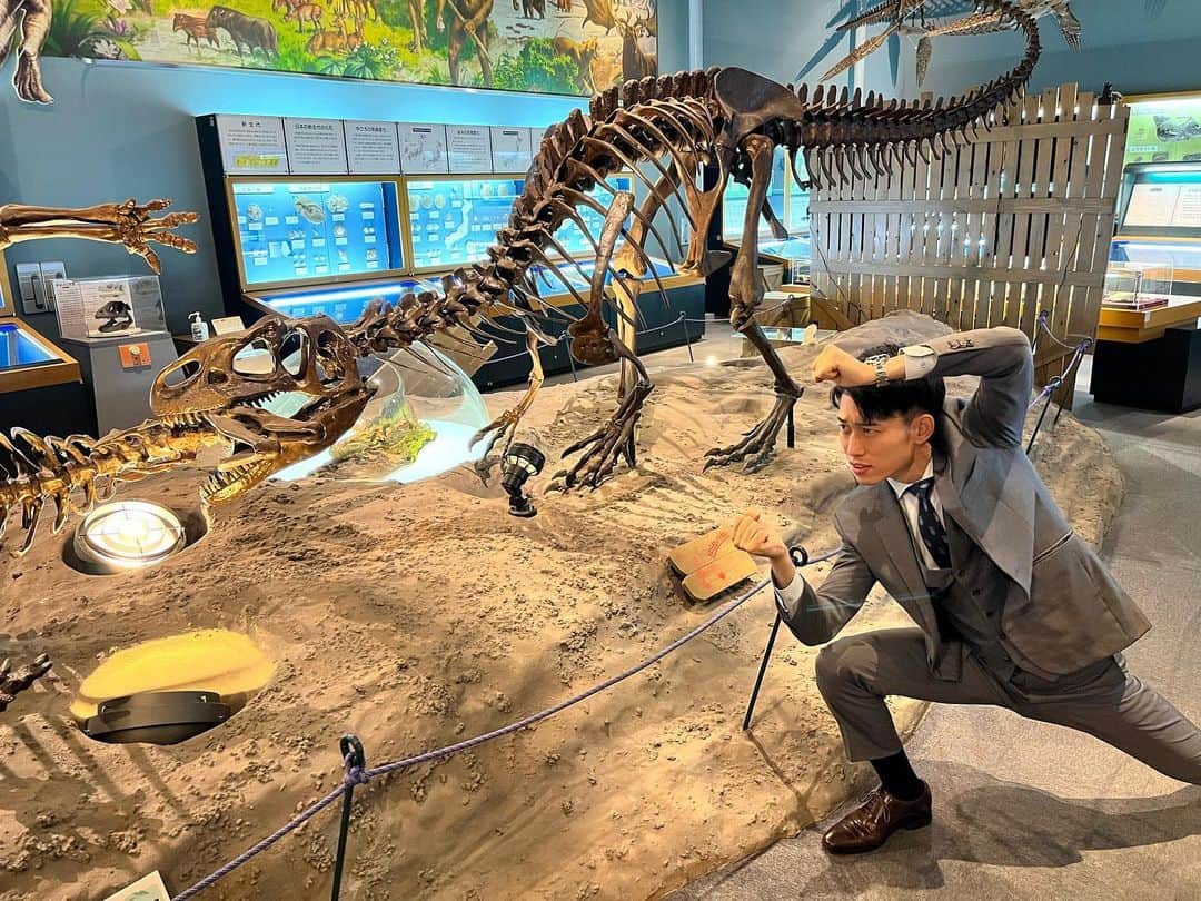 重盛赳男のインスタグラム：「トリケラトプス拳🦖  きょうの「NBSみんなの信州」では、化石や恐竜を地域の新たな目玉に！と盛り上がる、長野市信州新町を特集。 リニューアルされた化石博物館を取材しました！  クジラの化石が出土し、元々「化石熱」の高い地域。 博物館は、発掘調査に関する展示などが新設されて、地域の化石にまつわる情報を分かりやすく学べます🐳 あすから一般公開です！  #長野放送 #NBSみんなの信州 #みんなの信州 #長野市 #信州新町 #信州新町化石博物館 #重盛赳男 #この惑星史上最強の突進力に学ぶ #アナウンサー #キャスター」