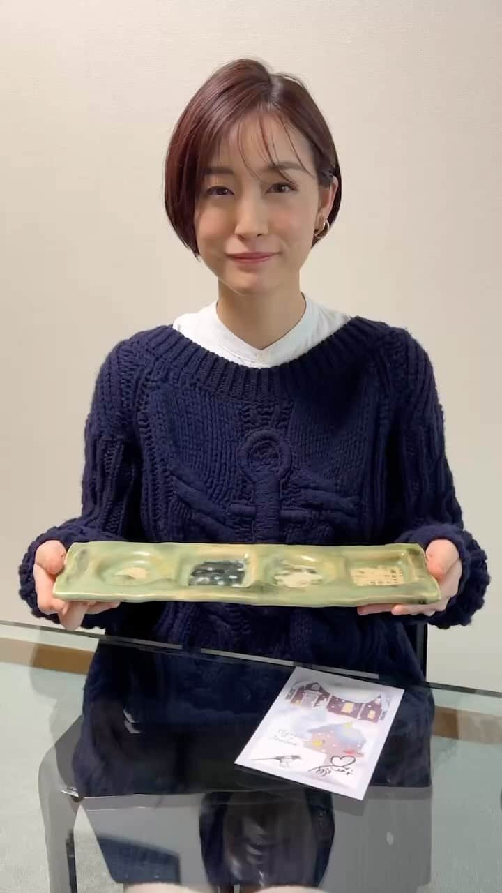 新井恵理那のインスタグラム：「わたしからの出品物のご紹介です( ^ω^ ) セント・フォースから「小児がんの子どもたちへ贈るクリスマスチャリティイベント」開催中! 12月8日（金） 〜12月17日（日）  ☆詳細☆ このクリスマスチャリティイベントは、 私たち所属アナウンサーの約28名が参加し、私物をはじめとする関連グッズやメッセージ動画を提供し、その集まった売上・応援資金を認定NPO法人ジャパンハートの活動「スマイルスマイルプロジェクト」に寄付するチャリティ企画で、 小児がんの子どもたちとそのご家族の旅行・外出を実現するために使われます。   ※特設サイト　 https://centforce-japanheart-2023.kas-sai.jp   ＜イベント開催期間＞ 2023年12月8日(金)20時～2023年12月17日(日)21時   ※寄付先となる「スマイルスマイルプロジェクト」とは、 小児がんの治療中や治療後の子どもとその家族を対象に、不安を抱える旅行や外出を楽しめるよう、医師や看護師が付き添うことでサポートする活動です。   今回のイベントは、そんな子どもたちとご家族の「クリスマスやお正月は家族で一緒に過ごしたい」「楽しい思い出を作りたい」 という想いに寄り添い、 「生涯深く心に残る輝く記憶のプレゼント」を届けるために開催が決定しました。    小児がんの子どもたちがクリスマスやお正月を家族と過ごせるよう、ぜひ、ご協力をお願いします!  #セントフォース #サンタフォース #ジャパンハート #japanheart #スマイルスマイルプロジェクト #新井恵理那 #centforce」