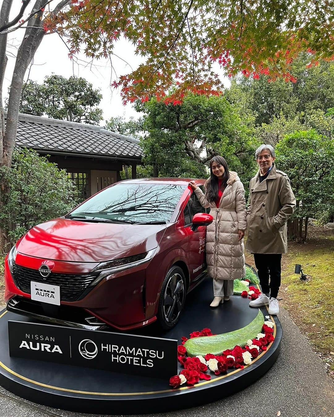 日比野玲のインスタグラム：「日産オーラを試乗して「秘密のオーベルジュ」に行って来ました〜‼️ 軽快な走り、快適な乗り心地、そして上質な雰囲気を醸し出すオーラ、、、ワタクシ気に入ってしまいました、、買いますか⁉️買いませんか〜⁉️  そしてそして、秘密のオーベルジュ、、こちらも上質でとても素敵な空間‼️ オーラをイメージして、最高級の素材と考え抜かれた発想で奥行きのある味わいの特別メニューのフルコース、まさに上品で上質‼️ 五感全てでオーラを味わいました〜‼️  オススメ〜、最高〜、、あるね〜‼️  「秘密のオーベルジュ」、体験者募集中なり。 応募期間は2023年12月22日（金）まで。 抽選で5組10名様に当たります。会場は、、、秘密でーす。 詳しくはこちらのサイトで。  https://www2.nissan.co.jp/SP/AURA/SECRET-AUBERGE/  @nissanjapan #PR#日産#オーラを味わう #上質をまとったコンパクト #プレミアムコンパクトカー #秘密のオーベルジュ #あるね」