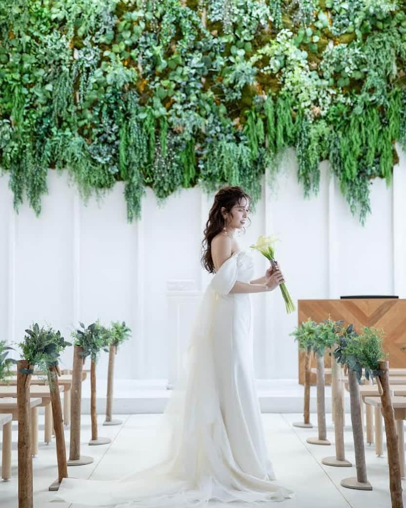 JUNO TENJINさんのインスタグラム写真 - (JUNO TENJINInstagram)「Real Wedding  weekendhouseにて 挙式を挙げられたお客様より 素敵なお写真が届きました🕊️  白を基調としたシンプルな空間に たっぷりとあしらわれたグリーンが印象的な あたたかみのあるチャペル  ご新婦様のおしゃれな雰囲気にぴったりの すっきりとしたシルエットのドレス  雰囲気を変えられるオフショルダーは 取り外しも可能ですので ご自身らしさを表現できます。  ご新郎様はブラウンのタキシードを合わせ おしゃれなお二人のコーディネートが とても素敵な一枚となりました🕊️  #junowedding  #juno  #wedding  #weddingdress #realwedding #ジュノ #インポートドレス福岡　 #ジュノウェディング  #ウェディングドレス #カラードレス  #ウェディングドレス迷子  #カラードレス迷子　 #ドレス試着  #運命のドレス探し  #プレ花嫁  #九州花嫁  #九州プレ花嫁  #福岡花嫁  #福岡プレ花嫁  #2023秋婚  #2023冬婚  #2024春婚  #junoの前撮り  #juno天神本店」12月8日 20時00分 - juno_tenjin