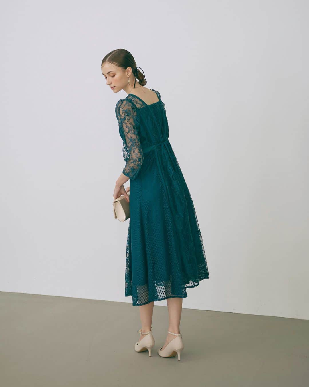 Dorry Dollさんのインスタグラム写真 - (Dorry DollInstagram)「【 24902 】  スイッチングレースドレス Switching Lace Dresses  WEB限定　/　M　 greige　green　blue　black　  お呼ばれドレスを選ぶならDorryDollで決まり🤍 みんなはどのドレスを選びますか？  2023.12  お呼ばれドレス気になると思った方。 DorryDollのドレスをもっと見たいと思ったアナタ。 ”いいね・保存・コメント”よろしくお願いします🌹  . ・ ・  #結婚式コーデ #結婚式ドレス #結婚式参列 #お呼ばれ #お呼ばれドレス #お呼ばれワンピ #お呼ばれコーデ #お呼ばれスタイル #フォーマルドレス #お食事会 #デートコーデ #ディナーコーデ #オケージョン #パーティードレス #ホカンス #新作ドレス #dorrydoll #ドリードール  ※商品画像は、光の当たり具合やパソコンなどの閲覧環境により、 実際の色味と異なって見える場合がございます。予めご了承ください。」12月8日 20時00分 - dorry_doll_official