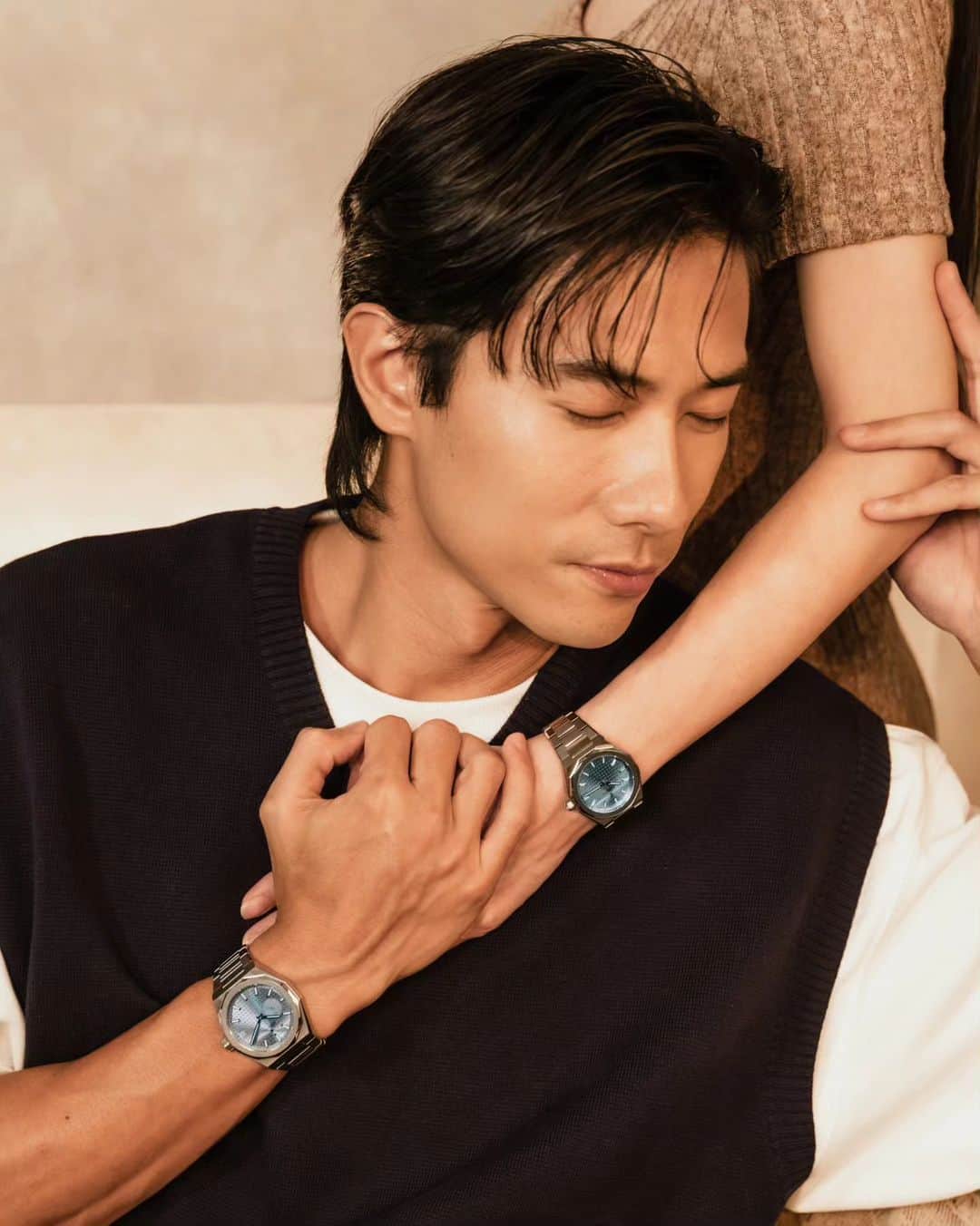 デスモンド・タンのインスタグラム：「It's the cozy moments with loved ones that make the season truly special. 🎄🩵  @ZenithWatches #Zenith #ZenithWatches #ZenithDefy #DefySkyline36 #DefySkyline41」