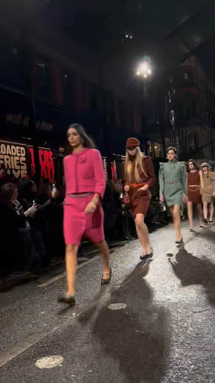 AnOther Magazineのインスタグラム：「“For me, Manchester is the city of music,” says creative director @virginieviard. “It incites creation.”  @chanelofficial’s 2023 Métiers d’art collection took French style to the north of England, with a poetic, sixties-inspired show staged last night at dusk. Faithful to the house’s codes, the collection was a love affair in tweed, with signature strings of pearls, babydoll nighties and strapless dresses.   🎥 by @alexanderfury」