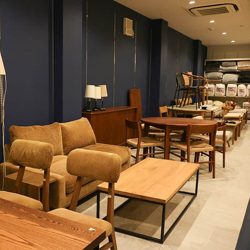 Re:CENO（リセノ）さんのインスタグラム写真 - (Re:CENO（リセノ）Instagram)「【お店だより】いよいよ明日！京都店で「リセノ蚤の市」を開催いたします。  こんにちは。 Re:CENO KYOTOのナカノです。  明日、12月9日（土）京都店にて 「リセノ蚤の市」を開催いたします！  撮影や展示で使用した 家具・雑貨などを多数出品予定です。  本日は、200点以上ある商品の値付け中。  ダイニングチェアだけでも、 画像に収まりきらないほど たくさん出品いたしますので、 みなさま、どうぞお楽しみに！  早い者勝ちですので、 お目当ての商品がある方は おはやめのご来店がおすすめです◎  ▼イベントの詳細 -————————————————————  　日時：12月9日（土）11〜17時 　場所：リセノ京都店（雨天決行）  ※駐車場・駐輪場はございません。 ※雑貨類は、簡易包装となりますので 　マイバックをご持参ください。  -————————————————————  YouTube・インスタに 出演しているリセノスタッフも、 店頭で皆様をお待ちしております！  インテリアのご相談も承っておりますので、 お気軽にスタッフまでお声かけください。  それでは今週末も、 みなさまのご来店を心よりお待ちしております。  #リセノ #インテリア #インテリアショップ #京都 #暮らし #暮らしを楽しむ #蚤の市 #アンティーク #家具 #雑貨  #ナチュラルヴィンテージ #receno #kyoto #interior #furniture #naturalvintage #antique #market #antiquemarket」12月8日 20時08分 - receno.interior