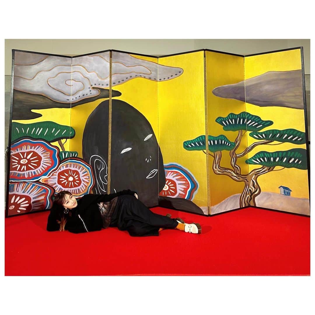 大塚愛のインスタグラム：「「松尾スズキの芸術ぽぽぽい」に行ってきました。 一歩入ったら広がる松尾さんの町。 面白く魅力的な世界観にすっかり現実からいなくなっていました。 1番のお気に入りはルーシーの「ふるえ」です。  AIO　#松尾スズキ #個展 #art #松尾スズキの芸術ぽぽぽい」