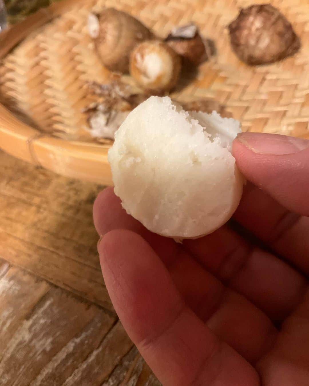 野島健児のインスタグラム：「うんまい ほりたての里芋の孫 美味しすぎる  里芋は 親芋 小芋 孫芋あります  今日はいろいろ収穫できました」