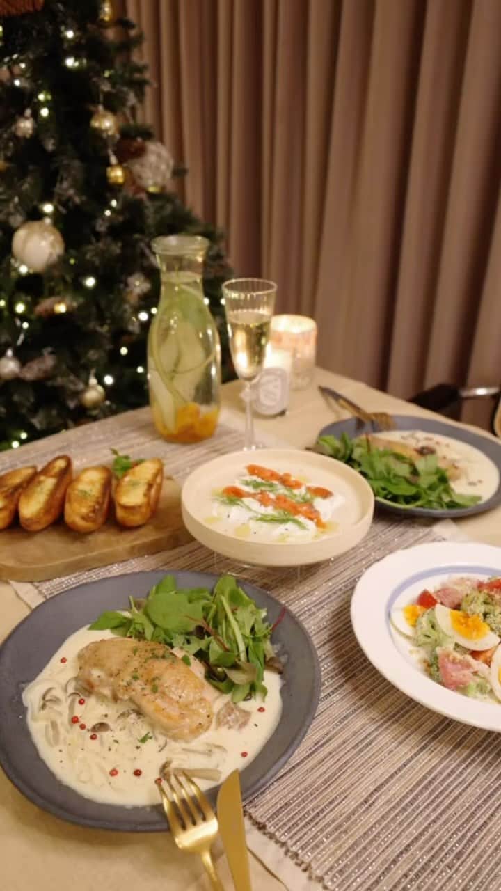 佐藤優里亜のインスタグラム：「簡単おうちクリスマスメニュー🎄🎅🏻✨ 普段の食卓に並ぶようなものを、盛り付けでクリスマスムードに。 作り方はYouTubeで🤍 #ゆりあごはん #クリスマス #クリスマスメニュー #クリスマス料理 #クリスマスメニュー #おうちクリスマス #クリスマスディナー」