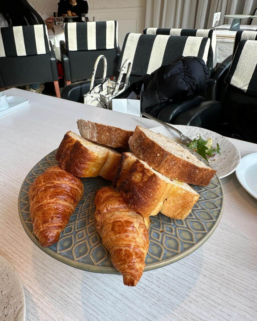 マキろんさんのインスタグラム写真 - (マキろんInstagram)「モデル時代のお友達と神戸でlunch  @sacchan324  satockoちゃんとは イメージガールの撮影で グアム行ったり 楽しい思い出ばかり❤️  お互い結婚してママにもなって satokoちゃんの美しさ抜群のスタイルは変わってなくて✨🥹  お互い高め合っていこうねぇって 話できたからほんと嬉しかった❗️  しかも お誕生日のお祝い🎂 サプライズもしてくれてー 😭🙏感動‼️ありがとー‼️  久々すぎて話し足りないけど 来月は美容の話できたら いいなー❤️  ガーデンを眺めながら toothtoothのlunch ネット予約もできるよ @toothtooth_gardenrestaurant   #高めあえる存在に感謝  #山内智恵　#アラフィフライフ」12月8日 20時11分 - chieyamauchi