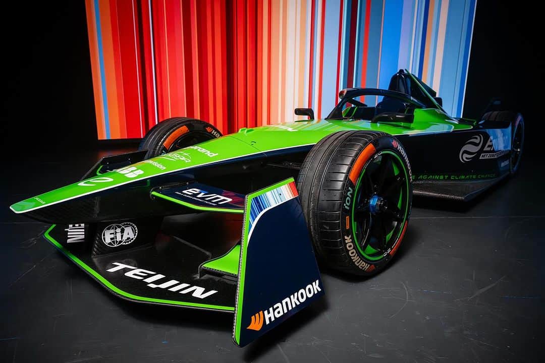 セバスチャン・ブエミさんのインスタグラム写真 - (セバスチャン・ブエミInstagram)「#FORMULAE Here it is, the new livery for season 10 of the @fiaformulae.  The main change for next years’ livery is the addition of the ‘Climate Stripes’ - I already liked the look of the car in season 9 and she’s still looking great!  Looking forward to this upcoming season 🚀 . . . #Fia #fiaformulae #envision #envisionracing #racing #motorsport #RedBull #RichardMille #alpian  #MoodCollection #Maxon #gowago #ABB #FormulaE #racingdriver #racingdriver #cliniquenescens」12月8日 20時15分 - sebastien_buemi