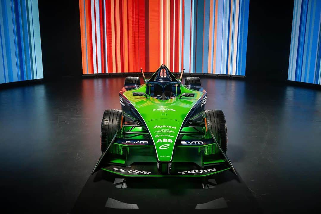 セバスチャン・ブエミさんのインスタグラム写真 - (セバスチャン・ブエミInstagram)「#FORMULAE Here it is, the new livery for season 10 of the @fiaformulae.  The main change for next years’ livery is the addition of the ‘Climate Stripes’ - I already liked the look of the car in season 9 and she’s still looking great!  Looking forward to this upcoming season 🚀 . . . #Fia #fiaformulae #envision #envisionracing #racing #motorsport #RedBull #RichardMille #alpian  #MoodCollection #Maxon #gowago #ABB #FormulaE #racingdriver #racingdriver #cliniquenescens」12月8日 20時15分 - sebastien_buemi