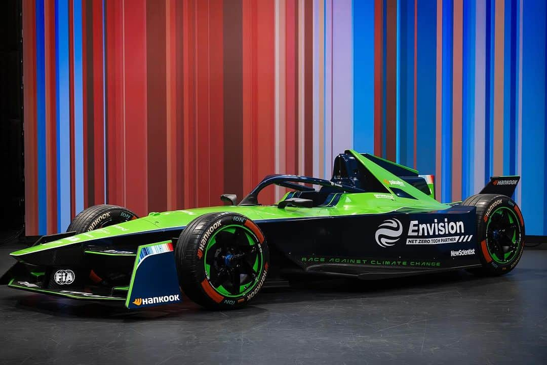 セバスチャン・ブエミさんのインスタグラム写真 - (セバスチャン・ブエミInstagram)「#FORMULAE Here it is, the new livery for season 10 of the @fiaformulae.  The main change for next years’ livery is the addition of the ‘Climate Stripes’ - I already liked the look of the car in season 9 and she’s still looking great!  Looking forward to this upcoming season 🚀 . . . #Fia #fiaformulae #envision #envisionracing #racing #motorsport #RedBull #RichardMille #alpian  #MoodCollection #Maxon #gowago #ABB #FormulaE #racingdriver #racingdriver #cliniquenescens」12月8日 20時15分 - sebastien_buemi