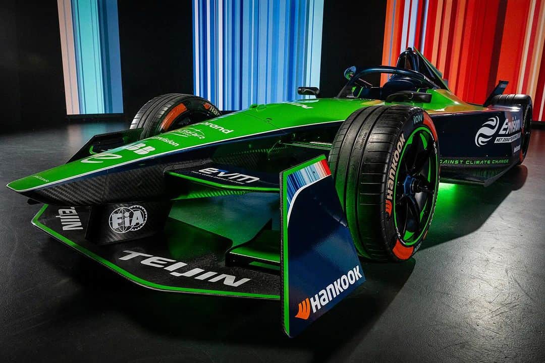 セバスチャン・ブエミさんのインスタグラム写真 - (セバスチャン・ブエミInstagram)「#FORMULAE Here it is, the new livery for season 10 of the @fiaformulae.  The main change for next years’ livery is the addition of the ‘Climate Stripes’ - I already liked the look of the car in season 9 and she’s still looking great!  Looking forward to this upcoming season 🚀 . . . #Fia #fiaformulae #envision #envisionracing #racing #motorsport #RedBull #RichardMille #alpian  #MoodCollection #Maxon #gowago #ABB #FormulaE #racingdriver #racingdriver #cliniquenescens」12月8日 20時15分 - sebastien_buemi