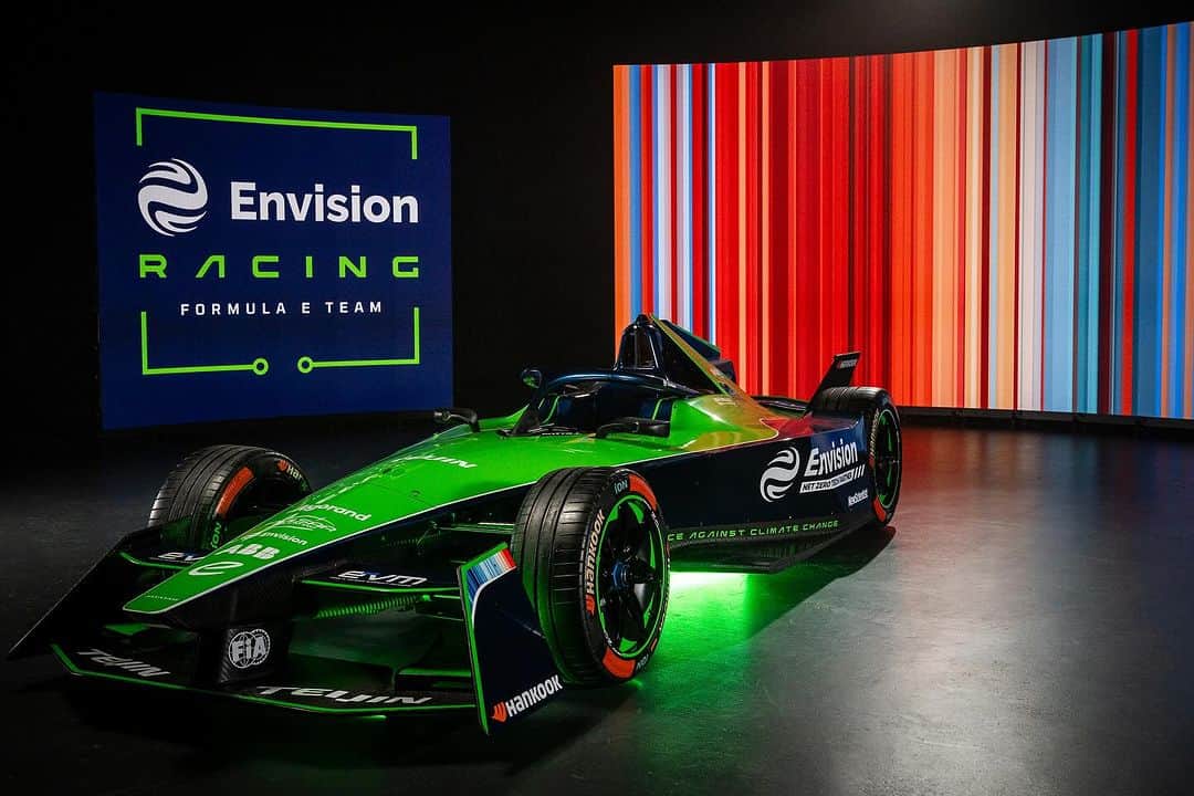 セバスチャン・ブエミさんのインスタグラム写真 - (セバスチャン・ブエミInstagram)「#FORMULAE Here it is, the new livery for season 10 of the @fiaformulae.  The main change for next years’ livery is the addition of the ‘Climate Stripes’ - I already liked the look of the car in season 9 and she’s still looking great!  Looking forward to this upcoming season 🚀 . . . #Fia #fiaformulae #envision #envisionracing #racing #motorsport #RedBull #RichardMille #alpian  #MoodCollection #Maxon #gowago #ABB #FormulaE #racingdriver #racingdriver #cliniquenescens」12月8日 20時15分 - sebastien_buemi