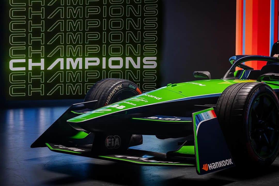 セバスチャン・ブエミさんのインスタグラム写真 - (セバスチャン・ブエミInstagram)「#FORMULAE Here it is, the new livery for season 10 of the @fiaformulae.  The main change for next years’ livery is the addition of the ‘Climate Stripes’ - I already liked the look of the car in season 9 and she’s still looking great!  Looking forward to this upcoming season 🚀 . . . #Fia #fiaformulae #envision #envisionracing #racing #motorsport #RedBull #RichardMille #alpian  #MoodCollection #Maxon #gowago #ABB #FormulaE #racingdriver #racingdriver #cliniquenescens」12月8日 20時15分 - sebastien_buemi