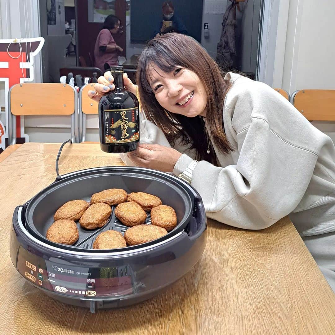 谷口キヨコのインスタグラム：「霧島からの～さつま揚げ♥️だからドリンクは薩摩焼酎黒霧島。芋焼酎です～😆お湯割りで飲むんだ～♥️」