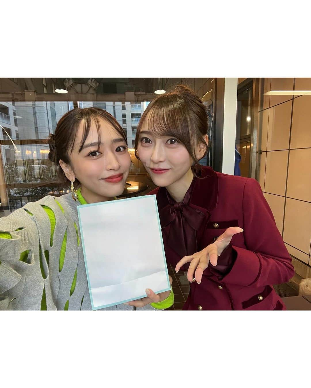 近藤千尋さんのインスタグラム写真 - (近藤千尋Instagram)「ラヴィット🩷🫶  朝からサビカラしたり、 酔っ払ったふりしてカルタしたり笑 12月って感じのオープニングでした🥹🎄  スタッフさんが、作ってくれたうちわ🩷天才👏 提供の太田夫婦の顔がやばい🩷笑  ゆみっきーがお土産くれたよぅ🙇‍♀️ いつもありがとう😍妹のように可愛いんだから❤️🐣  knit @studious_______ skirt @libra.cue_official pierce @abiste_official shoes @rosebud_official_  #近藤千尋衣装」12月8日 20時16分 - chipichan.1215