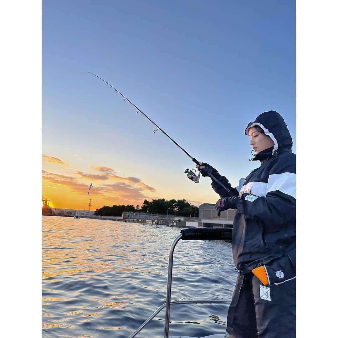 水崎綾女さんのインスタグラム写真 - (水崎綾女Instagram)「いつかの釣り🎣day!! この日はみんなで、鯵70匹以上釣れた日だった🐟わーーい！！  thanks @ryusuke.hayashi  @tetsuya_toyoda  @ryo.i.0923  @ryoya_kasahara   #fishing🎣 #fishing #魚 #釣り #釣りガール #釣り女子 #🎣」12月8日 20時26分 - misakiayame