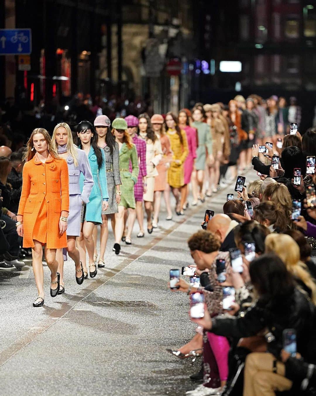 ELLE UKのインスタグラム：「#Chanel took to the streets of Manchester - Thomas St in the Northern Quarter, to be exact - for this year's Metiers d'art show. The models, including #KarenElson who was born in Greater Manchester's Oldham, walked down the wide street in Mod-inspired baker boy hats and mini skirts. While celebrities, music artists and editors sat front row drinking champagne from the Bay Horse Tavern.」