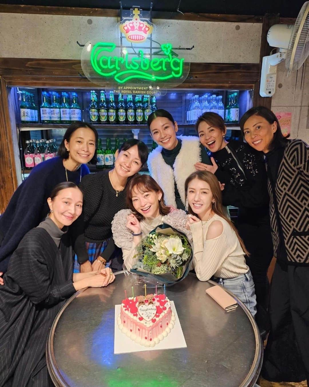 ナオさんのインスタグラム写真 - (ナオInstagram)「みんなで純ちゃんのちょっと早めのお誕生日のお祝いを新大久保で。 今年もお祝いできて嬉しい☺️  @junsatoidea   チャカン食堂は美味しい上に韓国に来たような内装がたまらないのよね。  @chakan.official   みんなで忘年会も兼ねて集まれて嬉しいな。来年もよろしくね😊  純ちゃん改めておめでとう🎉 大好きよ😘  みんなで美香ちゃんのand GIRLでの格言カレンダーを持って記念撮影も❤️ 女子ならみんな刺さる言葉がたまらないカレンダー。毎月めくるの楽しみ😍 @mikaofficial99  @andgirl_jp   食後は甘糟ちゃん、愛可ちゃん、あゆみちゃんとお茶もしました。  この日甘糟ちゃんがalsomeのスカートを履いて来てくれたんです😭　@alsome_official  購入してくれただなんて嬉しすぎる😭 このスカートは甘糟ちゃん似合うだろうなってずっと思ってたから本当に嬉しい！！ ありがとう🩷🩷🩷  #新大久保 #チャカン食堂 #お誕生日 #忘年会 #年末感」12月8日 20時19分 - nao_nao310