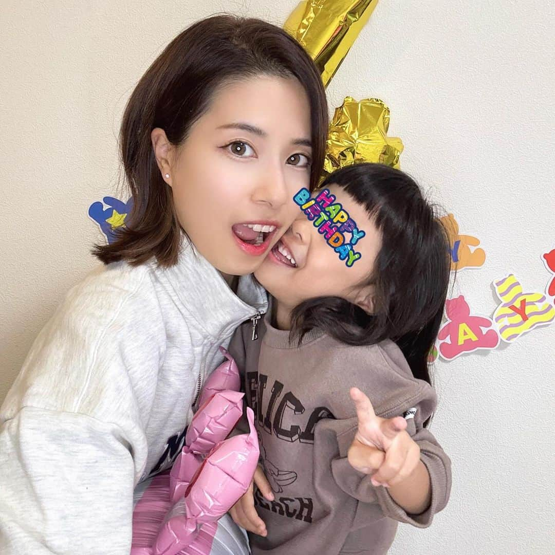 SAKURAのインスタグラム：「先日 娘👧🏻㊗️４歳  おめでとう。大きくなったね🐻  プレ保育も行き、今年の4月から幼稚園入園🐥 洗礼があると聞いて覚悟してはいたけど 毎月、月の半分は看病で過ごした１年、、😇🙏🏻  まだ洗礼が終わる気配もなく、 でもだんだん強くなっていくんだよね…？（疑い） 帰省やら私用もあるけど月10日も通えてない(笑)  先輩ママ教えて〜！笑  わりと繊細で神経質な姫👧🏻 ほんとよく頑張ってます、、娘も、、😓  私も看病中に髪の毛洗えなかったり いつまでも乾かないのが嫌になり 20cm以上カット✂️サッパリ〜  たくさんおしゃべりするようになって やっぱ女の子だな〜と思うこともしばしば。 いつも笑わせてくれてありがとう🥹  色々乗り越えて少しずつ また成長していこうね〜💮💮  . #4歳女の子#４歳誕生日#年少さん#年少女子#女の子ママ#幼稚園の洗礼#保育園の洗礼#不安障害#パニック障害#嘔吐恐怖症#不安障害ママ#hsp気質#オーガニック#美容好きな人と繋がりたい」