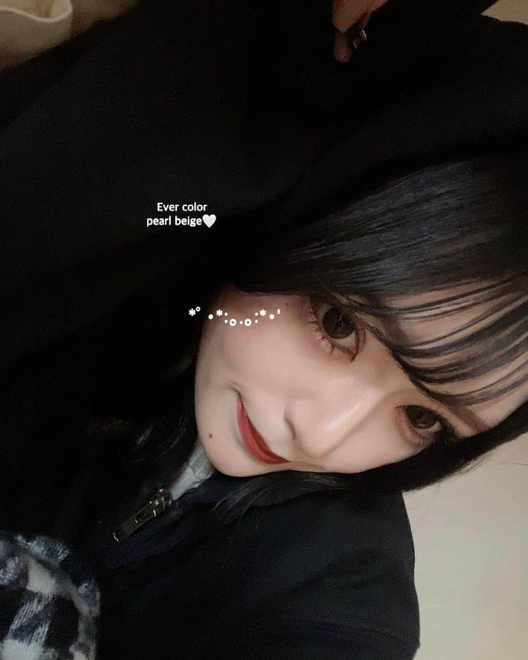 紗彩さんのインスタグラム写真 - (紗彩Instagram)「くりっとナチュラルな瞳に 👁♡  パールベージュでどんな瞳にも溶け込む甘くて優しい目元に🪄🪄  前にブラックを愛用していて気になってベージュも試してみました、やっぱりエバーカラー最強です✊🏻 ̖́-‬  このカラコンで色素薄い系でナチュラルハーフ顔に近付けますよ(  ᐡᴗ ̫ ᴗᐡ)  .  #エバーカラー#カラコン#カラコンレポ#カラコンレビュー#パールベージュ#カラコン着画 #メイク#コスメ#アイシャドウ#アイメイク#カラコン通販 #evercolor #fff#lfl#likesforlike #いいね返し#PR#エバーカラーワンデーナチュラル」12月8日 20時33分 - _saya_523