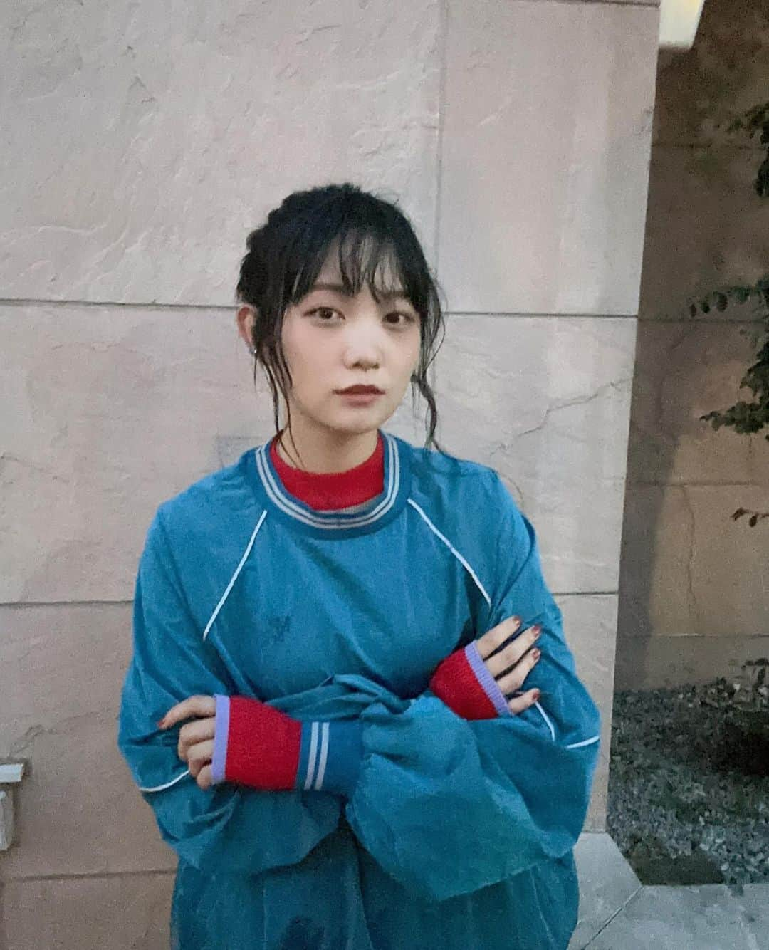 雪見みとさんのインスタグラム写真 - (雪見みとInstagram)「いつかの撮影のん🦋🧶  今週もお疲れ様ー！ 早いもので今年もあと3週間なんやね、、、  こわっ。  ぽやぽやしてたらあっという間に年越しちゃうから、そろそろ大掃除したり来年の目標考えたり新年迎える準備していこ。  最近言葉を覚え始めた姪っ子とビデオ通話したら、私の名前を呼んでくれたのが嬉しかったマジ天使👼🏻🤍  たまにしか会えてないけどSNSとか見せてくれてるらしい！ もっとテレビとか出て覚えてもらわなあかんな〜  でも最初完全オフモードのボサボサノーメイクで電話出たら逃げられた。笑  知らんオバサン出てきてびっくりしたよな、ごめんな。笑  明日は土曜日！ 18:55~ BS12『SDGsらぼ』放送やで！ 見てね◎」12月8日 20時26分 - yukimi_mito