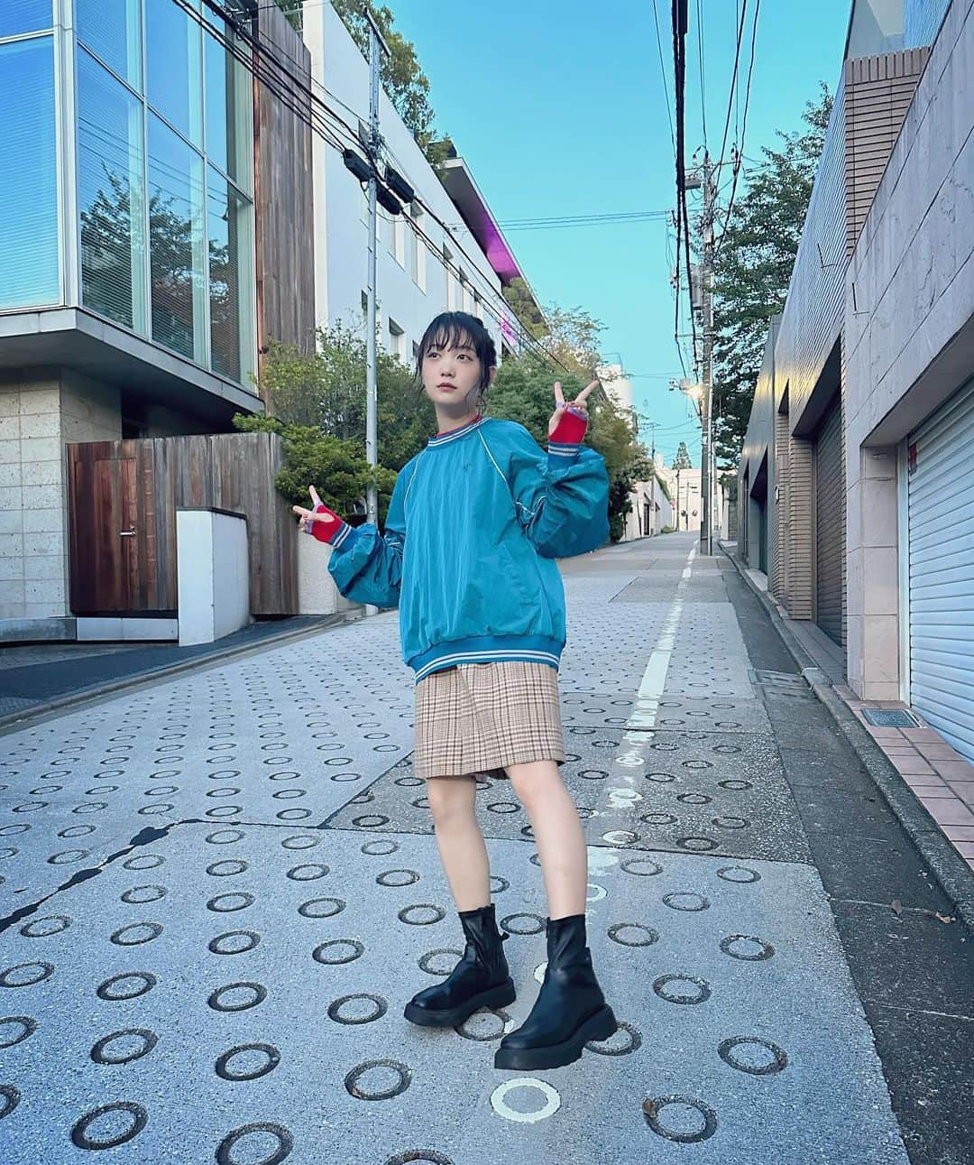 雪見みとさんのインスタグラム写真 - (雪見みとInstagram)「いつかの撮影のん🦋🧶  今週もお疲れ様ー！ 早いもので今年もあと3週間なんやね、、、  こわっ。  ぽやぽやしてたらあっという間に年越しちゃうから、そろそろ大掃除したり来年の目標考えたり新年迎える準備していこ。  最近言葉を覚え始めた姪っ子とビデオ通話したら、私の名前を呼んでくれたのが嬉しかったマジ天使👼🏻🤍  たまにしか会えてないけどSNSとか見せてくれてるらしい！ もっとテレビとか出て覚えてもらわなあかんな〜  でも最初完全オフモードのボサボサノーメイクで電話出たら逃げられた。笑  知らんオバサン出てきてびっくりしたよな、ごめんな。笑  明日は土曜日！ 18:55~ BS12『SDGsらぼ』放送やで！ 見てね◎」12月8日 20時26分 - yukimi_mito