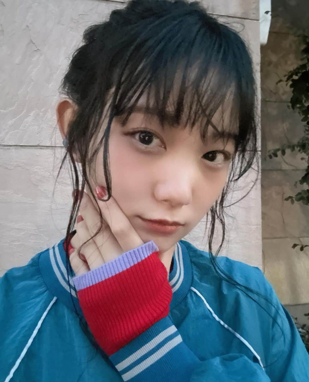 雪見みとさんのインスタグラム写真 - (雪見みとInstagram)「いつかの撮影のん🦋🧶  今週もお疲れ様ー！ 早いもので今年もあと3週間なんやね、、、  こわっ。  ぽやぽやしてたらあっという間に年越しちゃうから、そろそろ大掃除したり来年の目標考えたり新年迎える準備していこ。  最近言葉を覚え始めた姪っ子とビデオ通話したら、私の名前を呼んでくれたのが嬉しかったマジ天使👼🏻🤍  たまにしか会えてないけどSNSとか見せてくれてるらしい！ もっとテレビとか出て覚えてもらわなあかんな〜  でも最初完全オフモードのボサボサノーメイクで電話出たら逃げられた。笑  知らんオバサン出てきてびっくりしたよな、ごめんな。笑  明日は土曜日！ 18:55~ BS12『SDGsらぼ』放送やで！ 見てね◎」12月8日 20時26分 - yukimi_mito