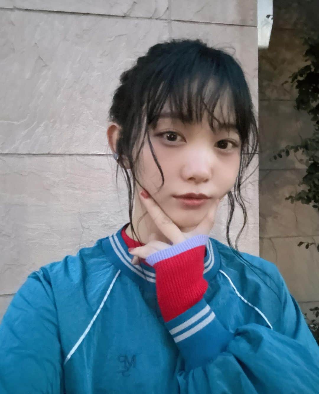 雪見みとのインスタグラム：「いつかの撮影のん🦋🧶  今週もお疲れ様ー！ 早いもので今年もあと3週間なんやね、、、  こわっ。  ぽやぽやしてたらあっという間に年越しちゃうから、そろそろ大掃除したり来年の目標考えたり新年迎える準備していこ。  最近言葉を覚え始めた姪っ子とビデオ通話したら、私の名前を呼んでくれたのが嬉しかったマジ天使👼🏻🤍  たまにしか会えてないけどSNSとか見せてくれてるらしい！ もっとテレビとか出て覚えてもらわなあかんな〜  でも最初完全オフモードのボサボサノーメイクで電話出たら逃げられた。笑  知らんオバサン出てきてびっくりしたよな、ごめんな。笑  明日は土曜日！ 18:55~ BS12『SDGsらぼ』放送やで！ 見てね◎」