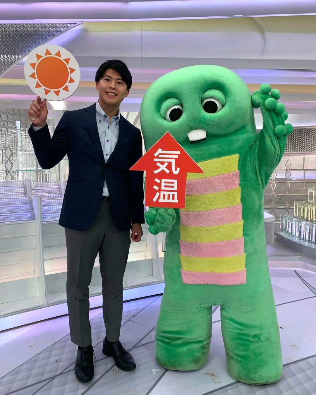 フジテレビ「プライムニュース イブニング」さんのインスタグラム写真 - (フジテレビ「プライムニュース イブニング」Instagram)「関東週末「気持ちよく晴れ」 土日ともスッキリ晴れて何をするにも快適な陽気です⚽️ 年末の大掃除もはかどりそうです🧹  #イット #ソラよみ #勝野健　@ken.katsuno #ガチャピン　@gachapin_official #天気 #お天気」12月8日 20時27分 - livenews_it