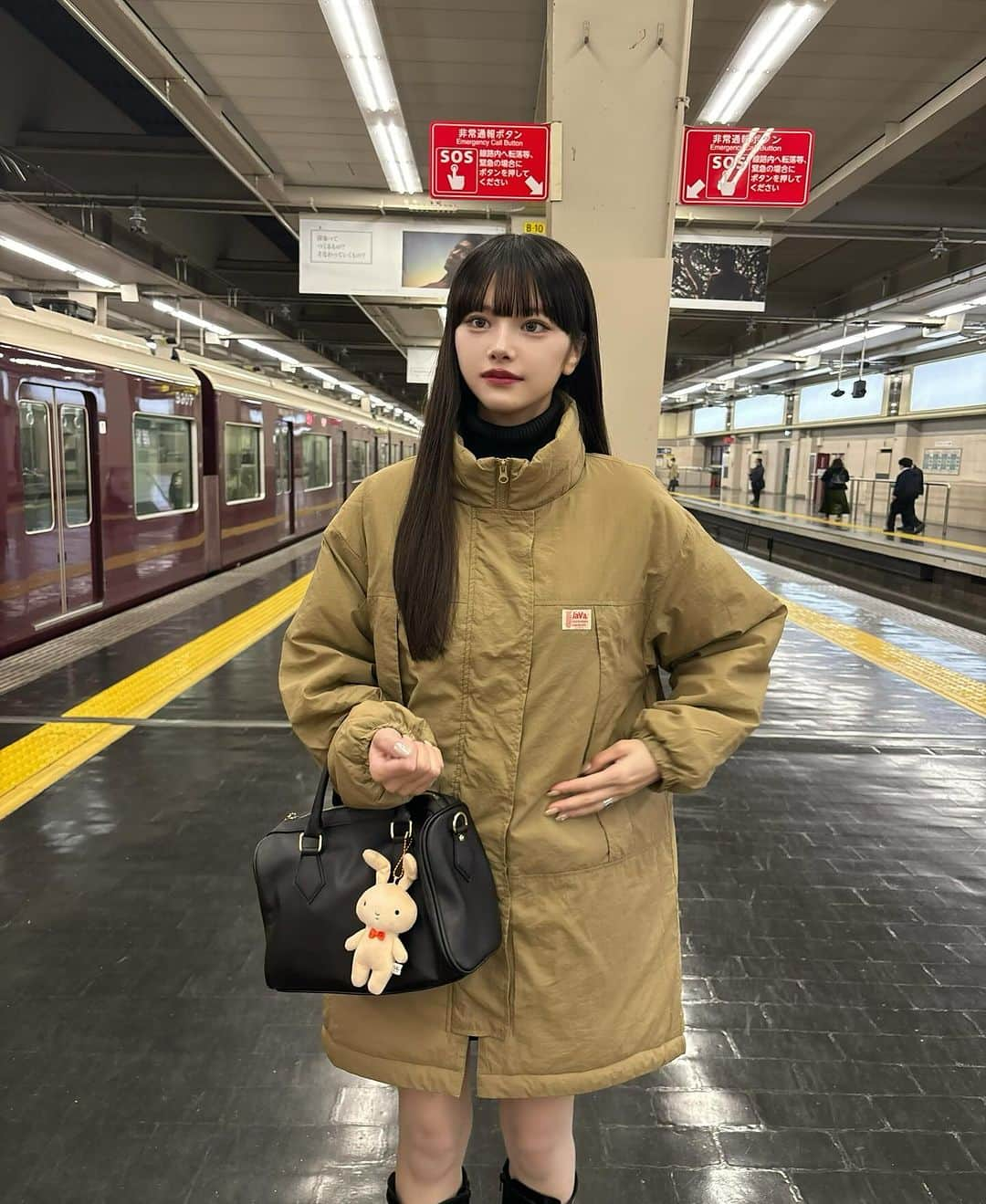 椎名伊織さんのインスタグラム写真 - (椎名伊織Instagram)「​ 軽くてサラッと羽織れるのに​ 暖かいミリタリーコート✨🌙​ ​ スタンドネックデザインが可愛い。​ ​ ダボッとしたシルエットで男女兼用で​ 着られるアイテムだからオソロコーデとか組んでもかわいいかも☺️​ ​ ストーリーにリンク載せてます🔗  @classicalelf_official  #classicalelf #クラシカルエルフ #エルフコーデ #タイアップ#JAVA#ジャバ​」12月8日 20時28分 - iori_2038