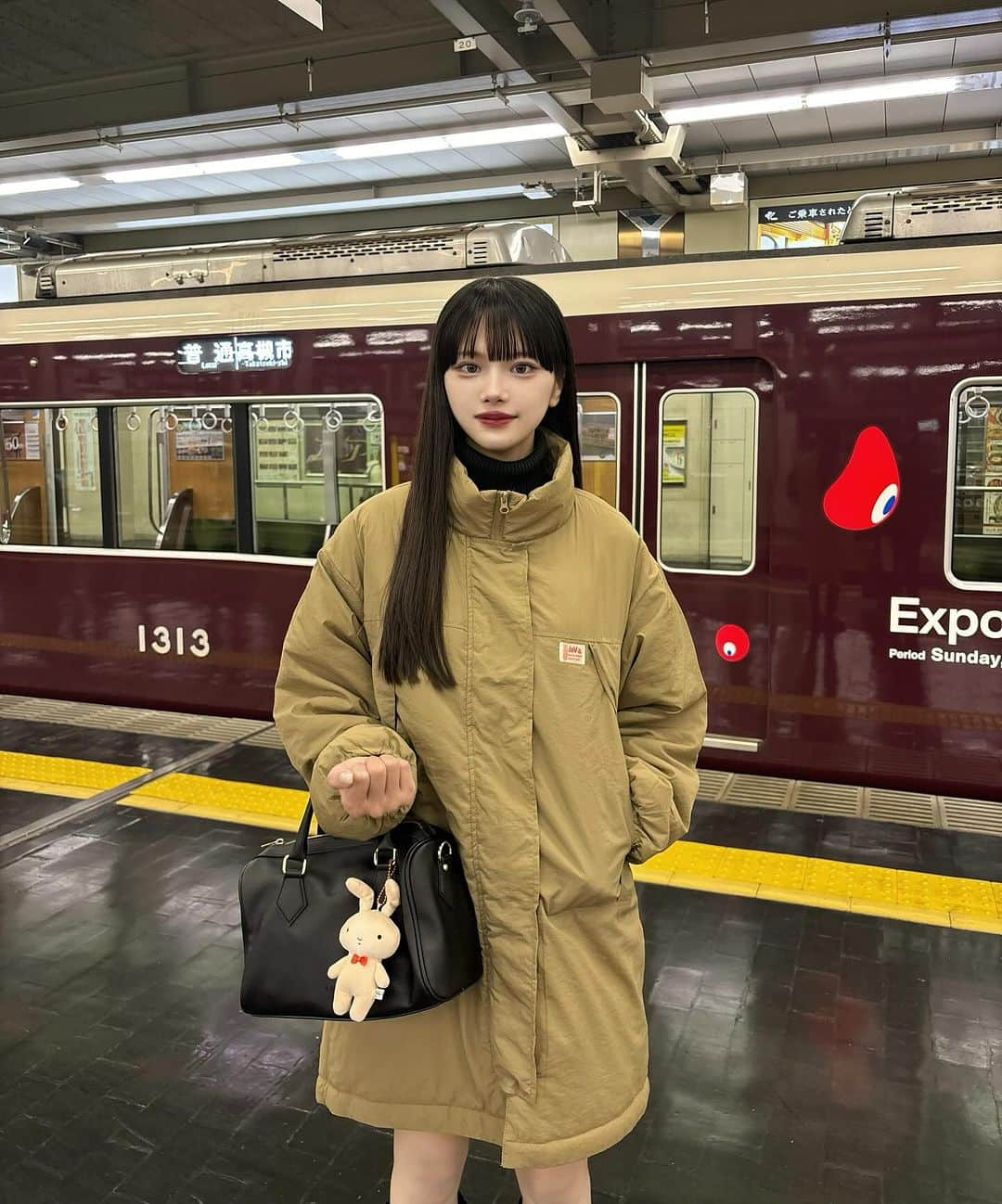 椎名伊織さんのインスタグラム写真 - (椎名伊織Instagram)「​ 軽くてサラッと羽織れるのに​ 暖かいミリタリーコート✨🌙​ ​ スタンドネックデザインが可愛い。​ ​ ダボッとしたシルエットで男女兼用で​ 着られるアイテムだからオソロコーデとか組んでもかわいいかも☺️​ ​ ストーリーにリンク載せてます🔗  @classicalelf_official  #classicalelf #クラシカルエルフ #エルフコーデ #タイアップ#JAVA#ジャバ​」12月8日 20時28分 - iori_2038