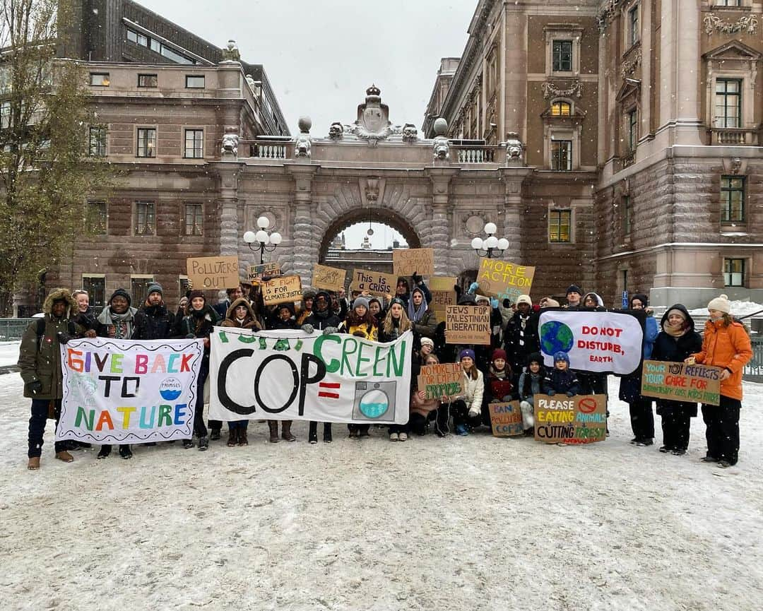 グレタ・トゥーンベリのインスタグラム：「Climate strike week 277. This week people all over the world are protesting to demand real climate action and climate justice from #COP28 currently taking place in Dubai. We need the fossil fuel lobbyists out of climate negotiations, and no more empty promises! #FridaysForFuture #ClimateStrike #PollutersOut」