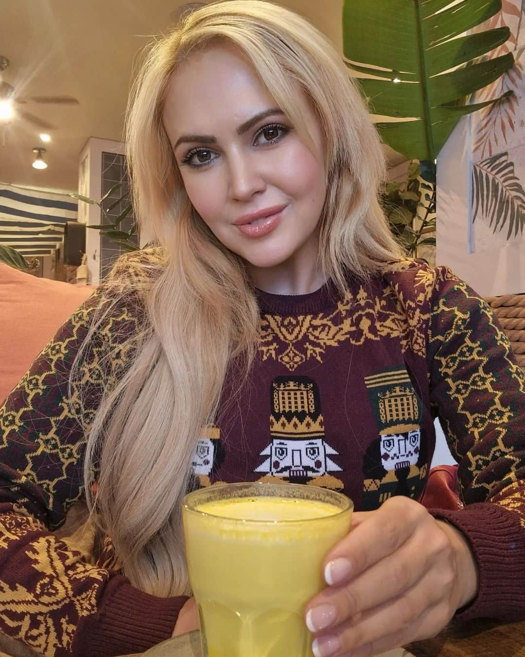 アンナ＝マリア・ガロヤンさんのインスタグラム写真 - (アンナ＝マリア・ガロヤンInstagram)「Fab start of the Weekend is Drinking Tumeric Latte on December Friday Morning in Chelsea in Christmas Jumper from @ukps.houseofcommons.❄️🎄♥️☕️🫶   PS! Christmas Jumper @the_christmas_jumper 2023 took place yesterday,  on Thursday 7 December 2023. But you can celebrate on whatever day works for you! It's time to put on your most Christmassy jumper and help kids in the UK and around the world. 🙏😇」12月8日 20時28分 - annamariagalojan