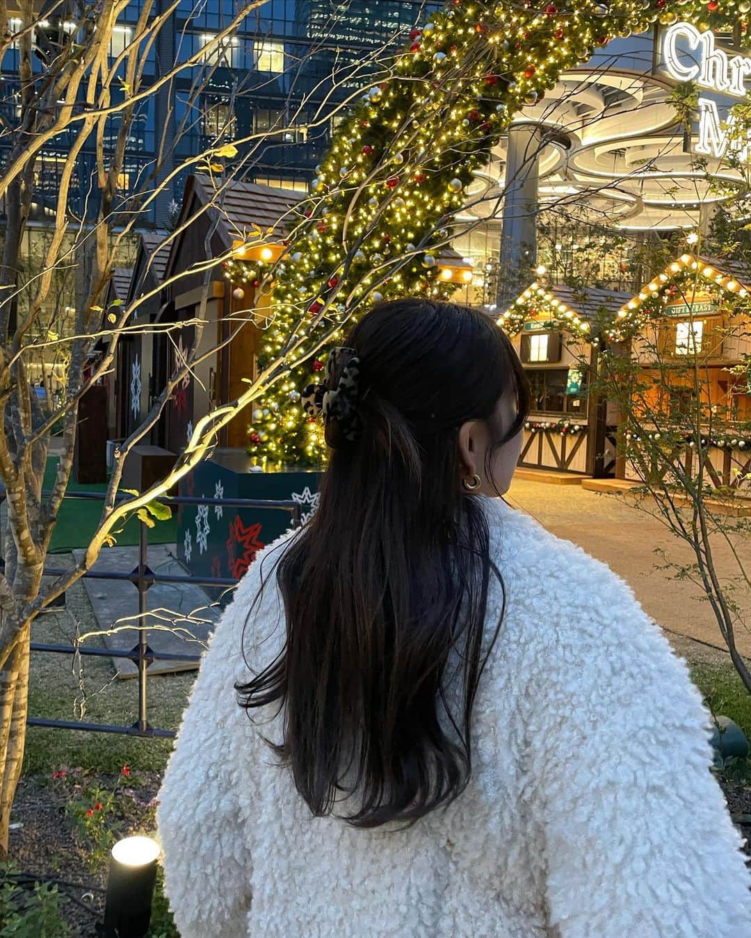 mikuponさんのインスタグラム写真 - (mikuponInstagram)「. ❤️  @alexandredeparis_japan   ホリデーシーズンにぴったりなヘアアクセ✨ べっ甲柄もゴールドのロゴも可愛すぎる♡  #alexandredeapris #アレクサンドルドゥパリ #PR #christmas #ootd #code #pic #fyp #冬コーデ #クリスマスコーデ #クリスマス #クリスマスマーケット #アウターコーデ」12月8日 20時32分 - ___ponmk2___