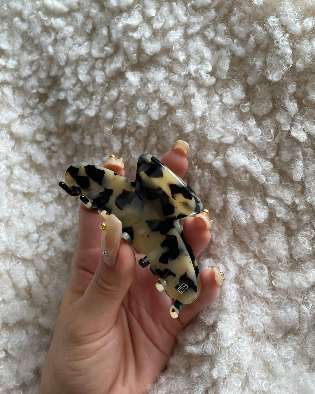 mikuponさんのインスタグラム写真 - (mikuponInstagram)「. ❤️  @alexandredeparis_japan   ホリデーシーズンにぴったりなヘアアクセ✨ べっ甲柄もゴールドのロゴも可愛すぎる♡  #alexandredeapris #アレクサンドルドゥパリ #PR #christmas #ootd #code #pic #fyp #冬コーデ #クリスマスコーデ #クリスマス #クリスマスマーケット #アウターコーデ」12月8日 20時32分 - ___ponmk2___