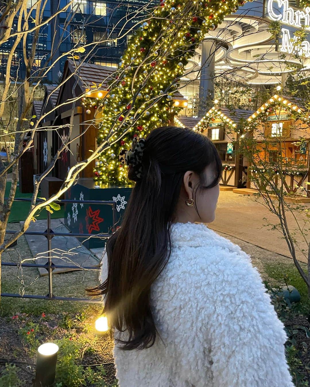 mikuponさんのインスタグラム写真 - (mikuponInstagram)「. ❤️  @alexandredeparis_japan   ホリデーシーズンにぴったりなヘアアクセ✨ べっ甲柄もゴールドのロゴも可愛すぎる♡  #alexandredeapris #アレクサンドルドゥパリ #PR #christmas #ootd #code #pic #fyp #冬コーデ #クリスマスコーデ #クリスマス #クリスマスマーケット #アウターコーデ」12月8日 20時32分 - ___ponmk2___