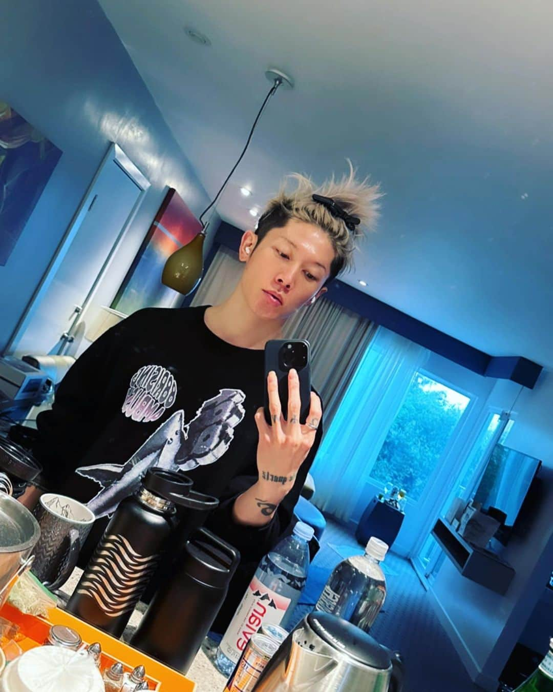 雅-MIYAVI-のインスタグラム：「Getting better.  Thank you all for your sweet and kind words 🙏🏻  おかげさまで回復して参りました。  色々とスケジュールはことごとく吹っ飛ばしてしまってますが  その分雑音や邪念が入ることなく 逆にすげー集中して創作に向き合えています。  みんなからの温かいコメントもありがとう  家族や友人から薬やスープもらったり 改めて人の優しさに感謝できる機会をいただきました。  🙏🏻x10000」