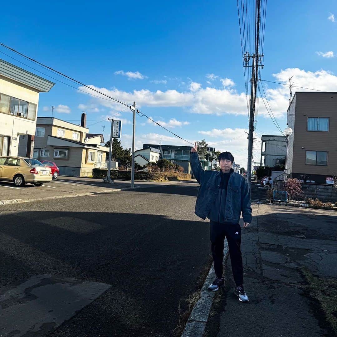 中丸雄一のインスタグラム：「家事ヤロウの年末4時間SPのロケで北海道に行った。超人気スーパーの調査。めちゃくちゃ良かった。放送は12月26日18時から！  ※ソフトクリームの写真は帰りの空港にて。」